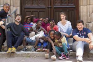 Le Rocher Enfants et jeunes devant l'église DR