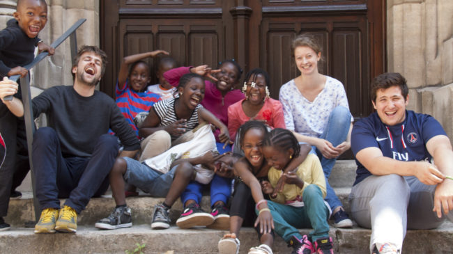 Le Rocher Enfants et jeunes devant l'église DR - fondation éducation