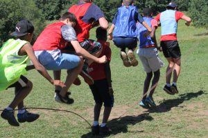 Jeu pendant un camp d'été