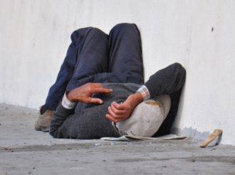 Sans-abri dormant dans la rue