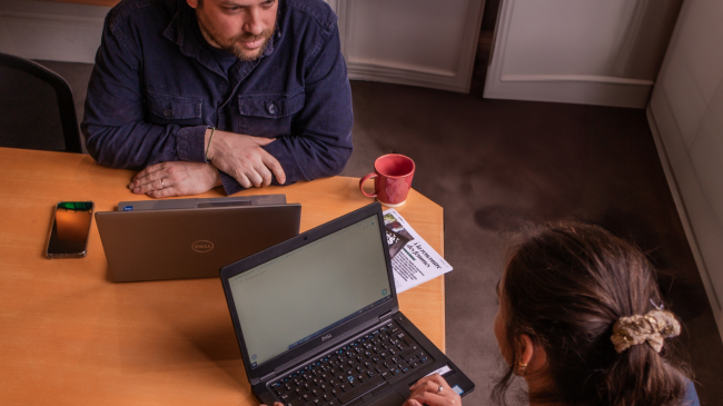 Deux personnes en train de discuter et apprendre