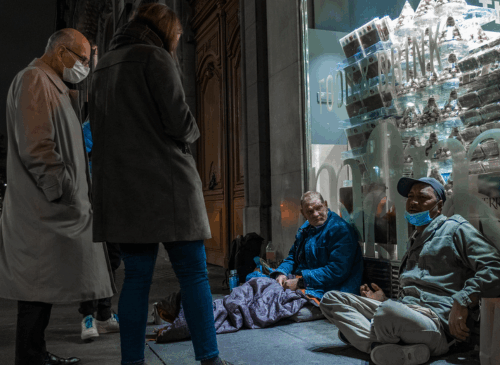 Bénévoles qui parlent à des personnes dans la rue