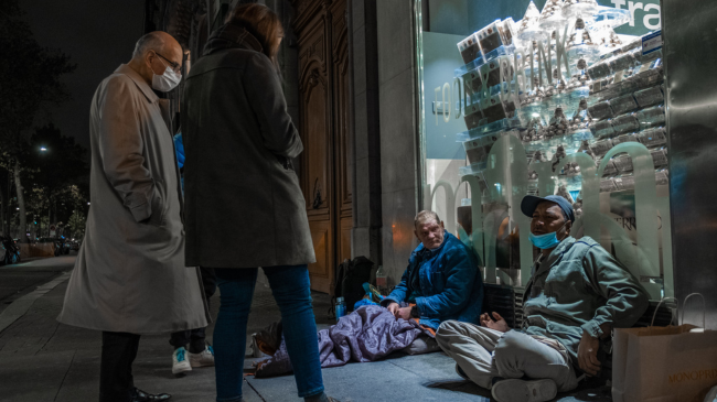 Bénévoles qui parlent à des personnes dans la rue