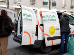 Bénévoles qui chargent et déchargent d'un camion des dons