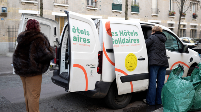 Bénévoles qui chargent et déchargent d'un camion des dons