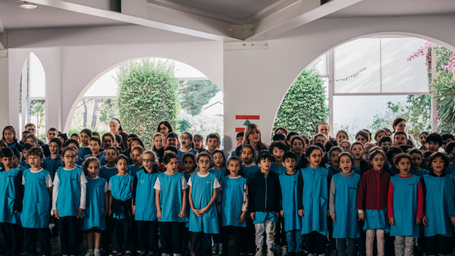 Enfants rassemblés dans la cour d'une école au Liban