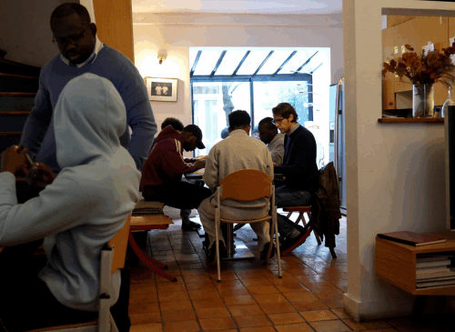 Jeunes rassemblés autour d'une table avec deux accompagnants